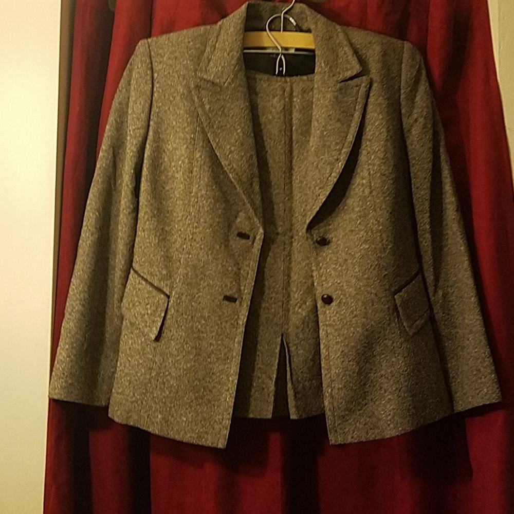 Tahari/Arthur S. Levine 2-pc skirt suit